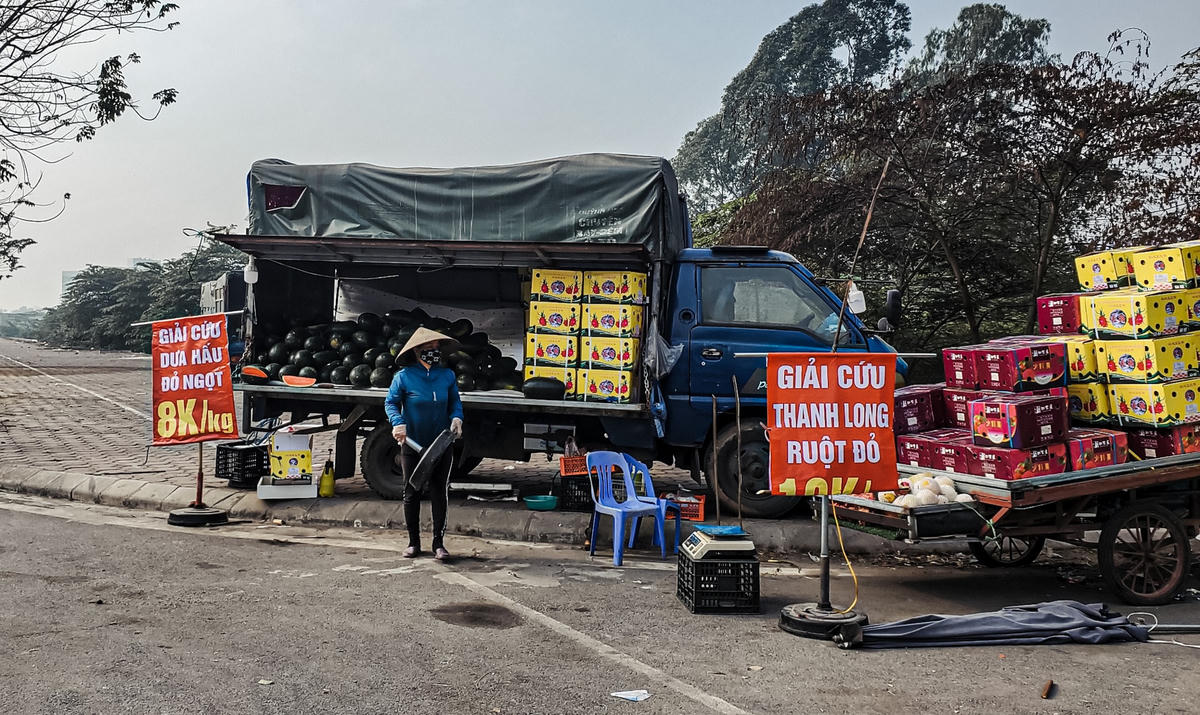 Anh Lê Huy Hoàng, một người mua hàng chia sẻ: “Nếu thực sự đây là những điểm “giải cứu” nông sản thì đó những hành động nhân văn, hỗ trợ tương ái đồng bào khi các mặt hàng nông sản không xuất khẩu được. Còn nếu những điểm bán hàng "ăn theo" thì cơ quan chức năng cần vào cuộc xử lý triệt để đảm bảo an toàn giao thông, mỹ quan đô thị.