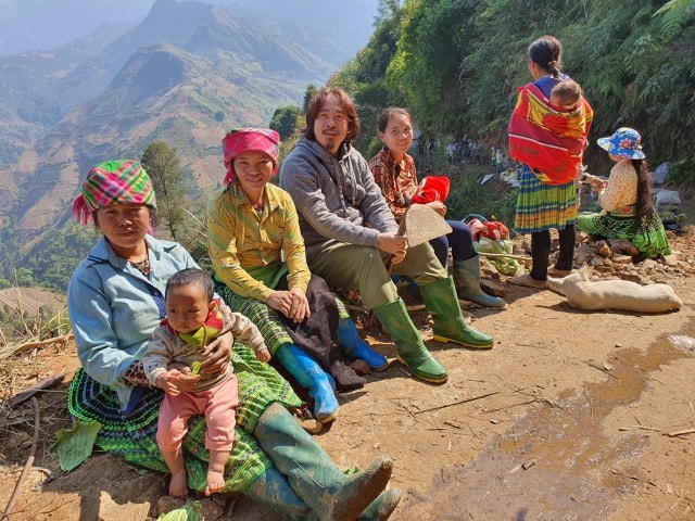 Nhà báo Nguyễn Quang Trường với đồng bào dân tộc vùng cao.
