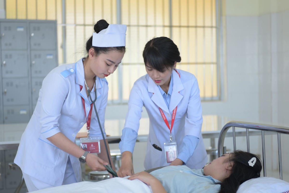 Điều dưỡng kiểm tra, chăm sóc sức khỏe cho bệnh nhân.  Ảnh: TL