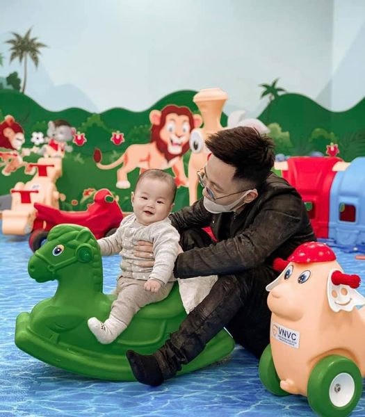 Rhymastic vui vẻ chơi với con trai: "Đi chơi cùng Bố thật là vui".