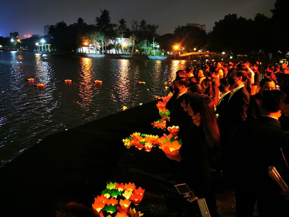 [ẢNH] Lắng đọng trong ánh hoa đăng
