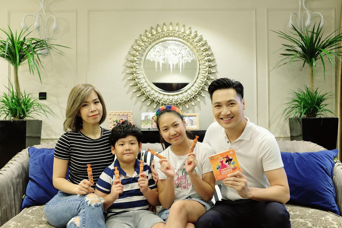 Diễn viên Mạnh Trường hạnh phúc bên gia đình nhỏ của mình.