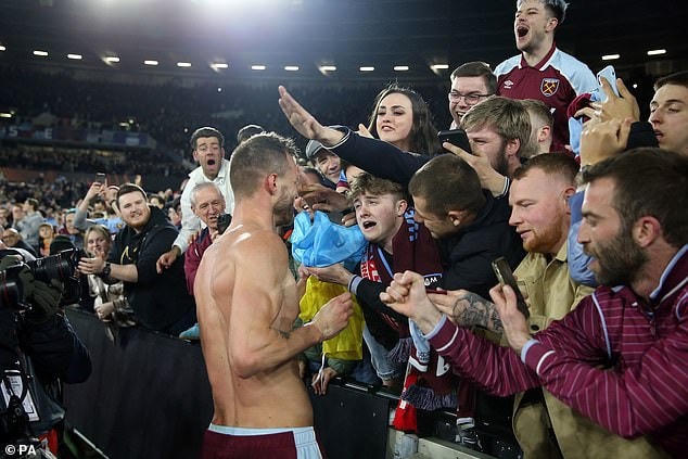 Các cổ động viên West Ham chia sẻ niềm vui với Andriy Yarmolenko.