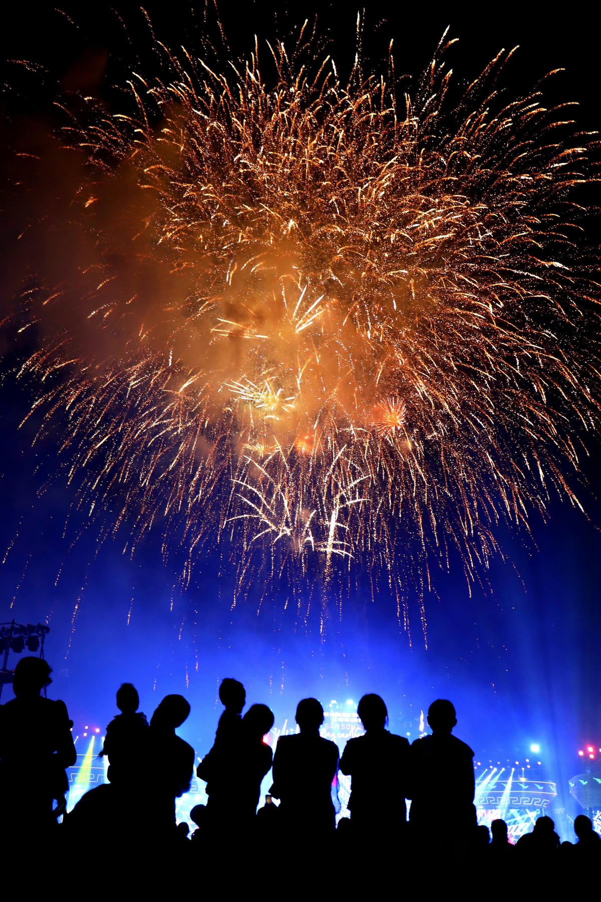 Khu vực bắn pháo hoa là sân khấu Quảng trường biển Sầm Sơn, nơi được đảm bảo an ninh tuyệt đối từ lực lượng chức năng.