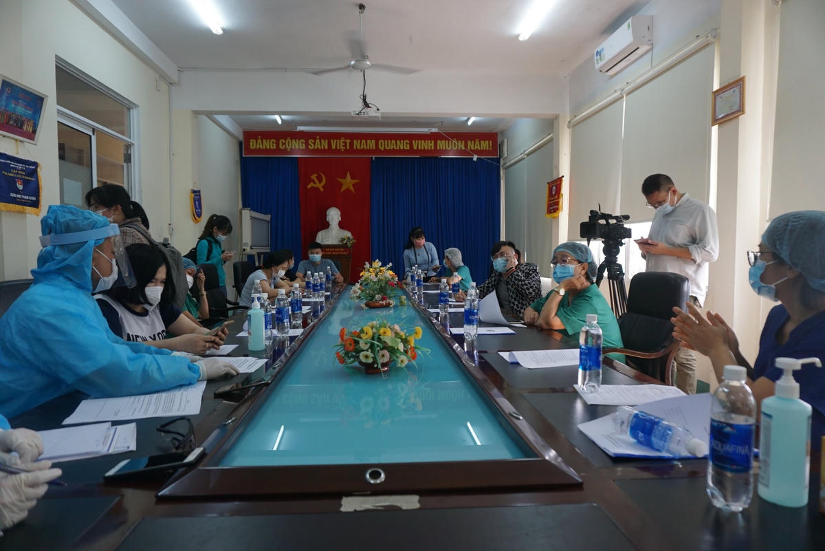 Tại thời điểm này, Bệnh viện phổi vẫn đang điều trị cho 2 ca dương tính với SARS–CoV-2 là người nhập cảnh về Đà Nẵng (trong đó, có nữ bệnh nhân 1536 - nhập cảnh từ Mỹ, tiền sử nhiều bệnh nền, tương tự bệnh nhân là phi công người Anh).