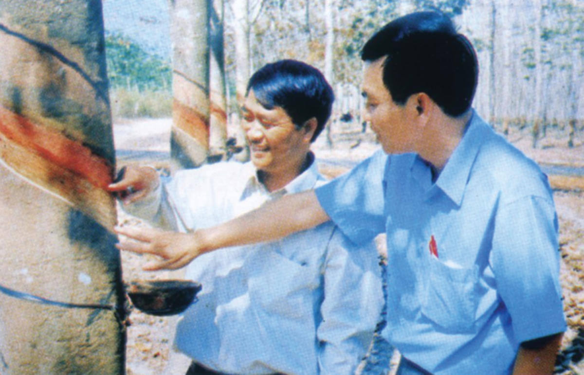 Người dắt buôn làng đi ra con đường sáng