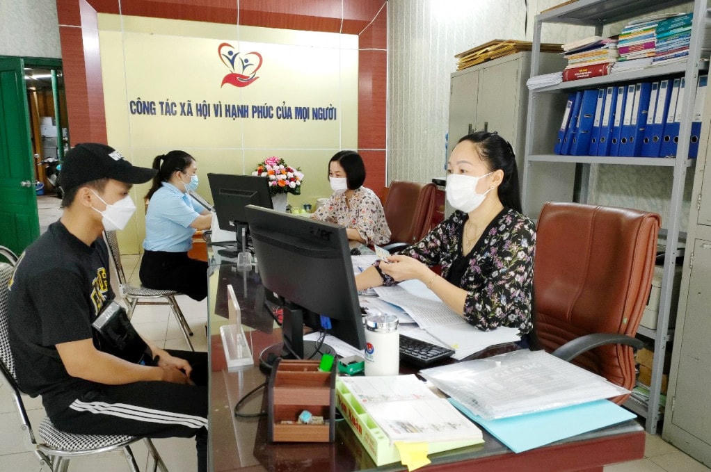 Phòng Lao động, Thương binh và Xã hội TX Quảng Yên (Quảng Ninh) rà soát đối tượng được thụ hưởng theo Nghị quyết số 68/NQ-CP của Chính phủ. Ảnh: BQN.
