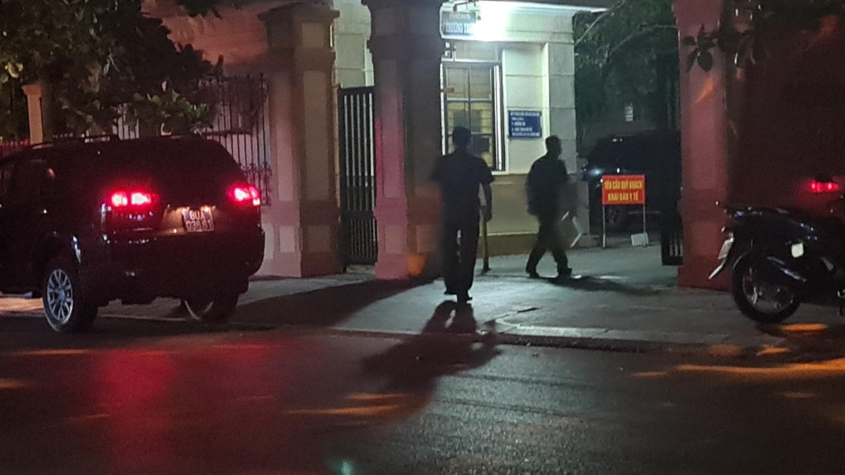 Công an khám xét nơi bà Phạm Thị Hằng từng làm việc.