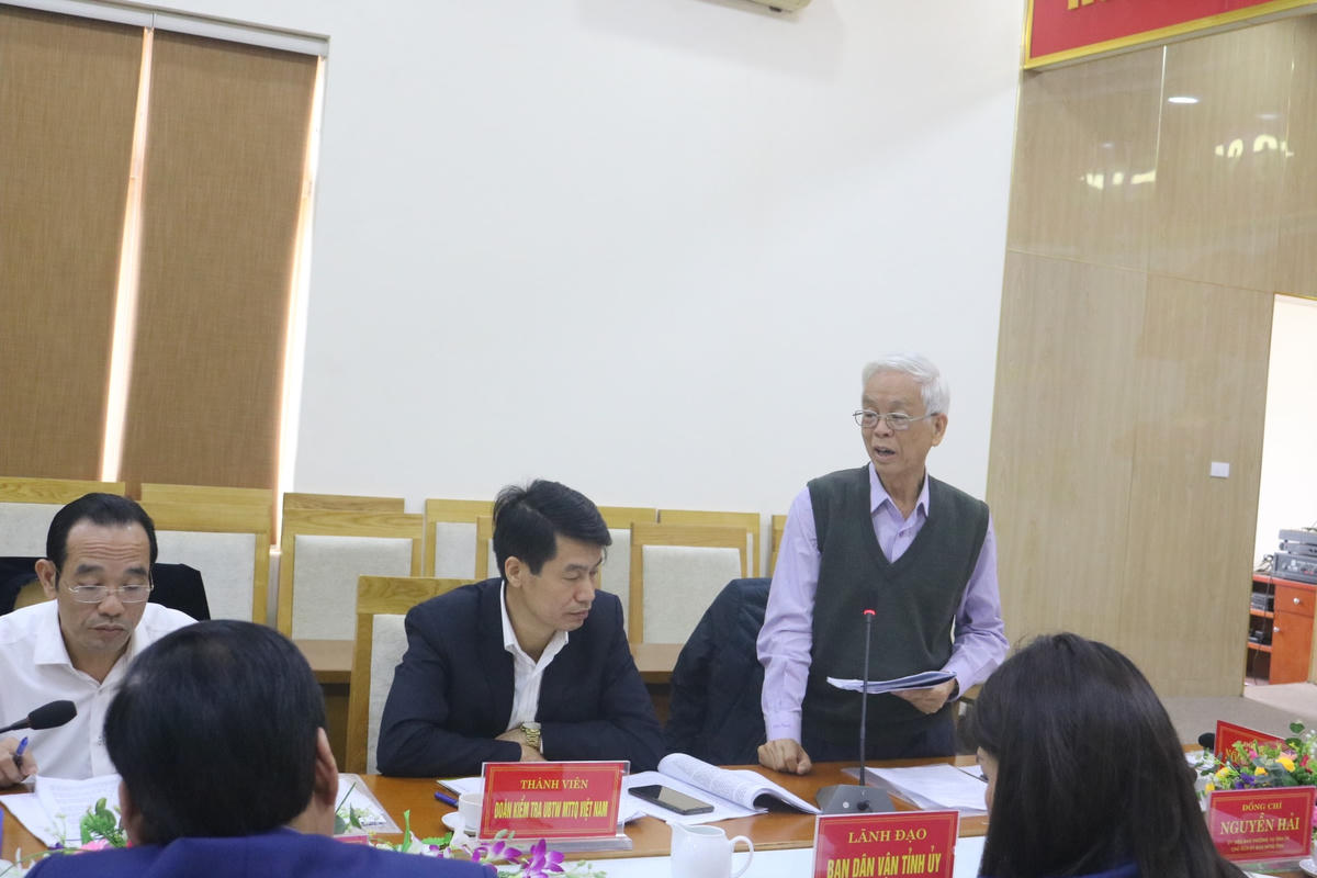Thành viên Đoàn công tác UBTƯ MTTQ Việt Nam phát biểu tại buổi làm việc.