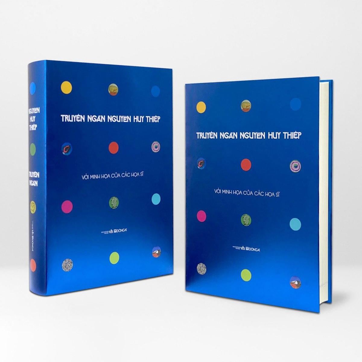 Bìa sách thực hiện theo ý tưởng là một bảng màu với các chấm tròn xen kẽ những trích đoạn tranh minh họa của 13 họa sĩ đương đại.