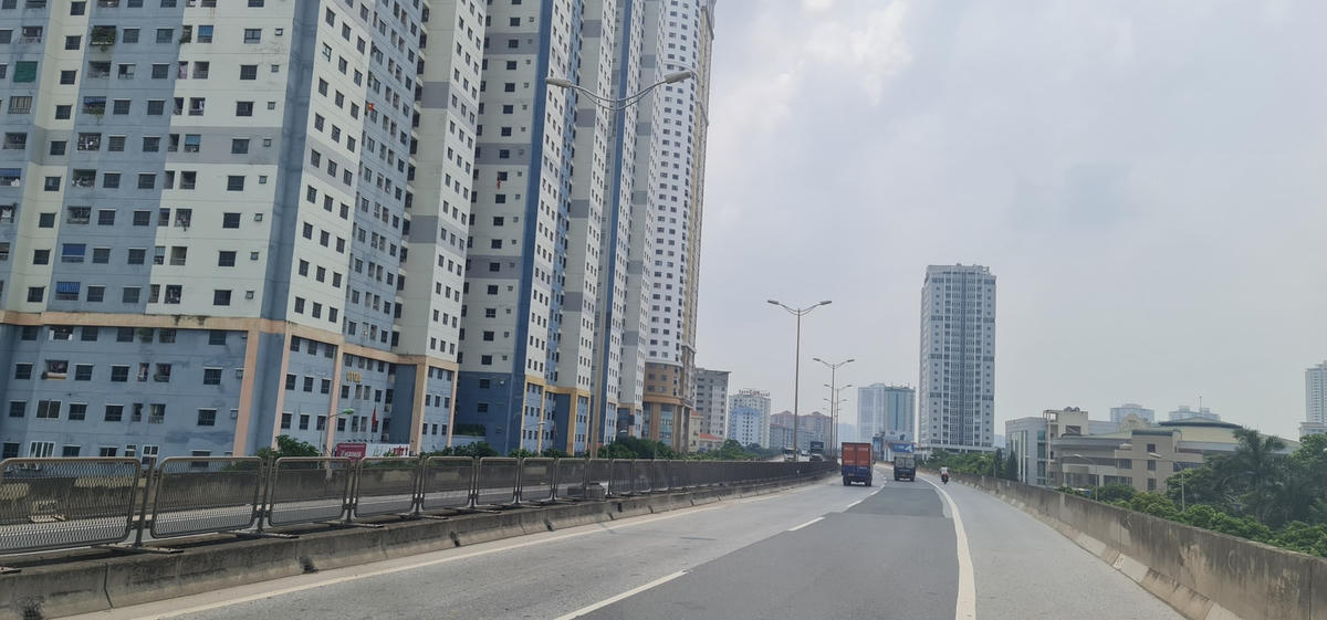 Đường Vành đai 3 trên cao vẳng vẻ, chỉ lác đác phương tiện di chuyển.