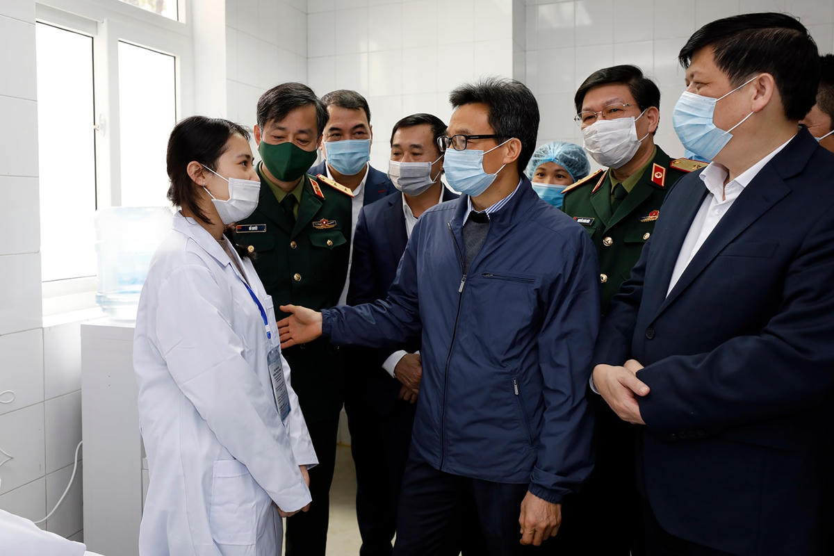 Phó Thủ tướng Vũ Đức Đam thăm tình nguyện viên tiêm thử nghiệm vaccine phòng Covid-19, chiều 20/12.