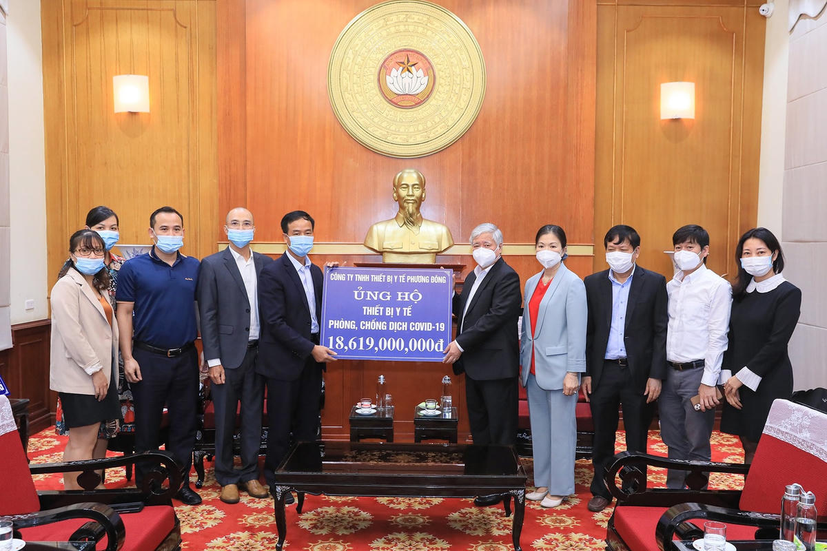 Chủ tịch Đỗ Văn Chiến tiếp nhận trang thiết bị y tế phòng, chống dịch Covid-19 từ Công ty TNHH Thiết bị y tế Phương Đông. Ảnh: Quang Vinh.