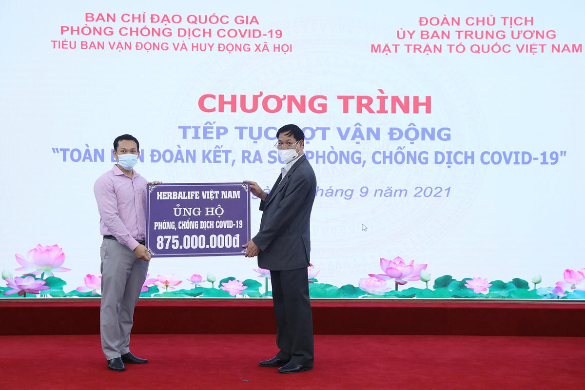 Ông Huỳnh Tấn Việt, Bí thư Đảng ủy Khối các cơ quan Trung ương tiếp nhận tại chương trình.