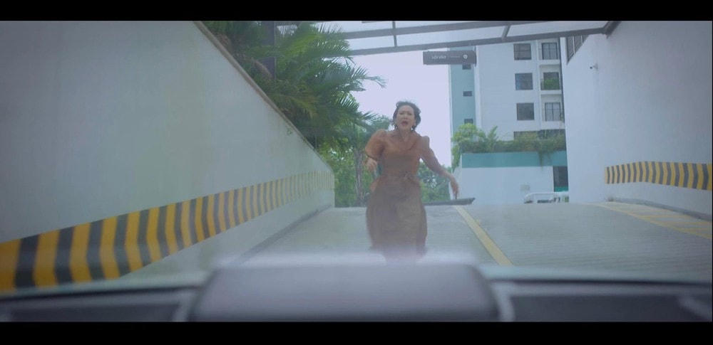 Bà Kim Nhung gào khóc đuổi theo con gái. 