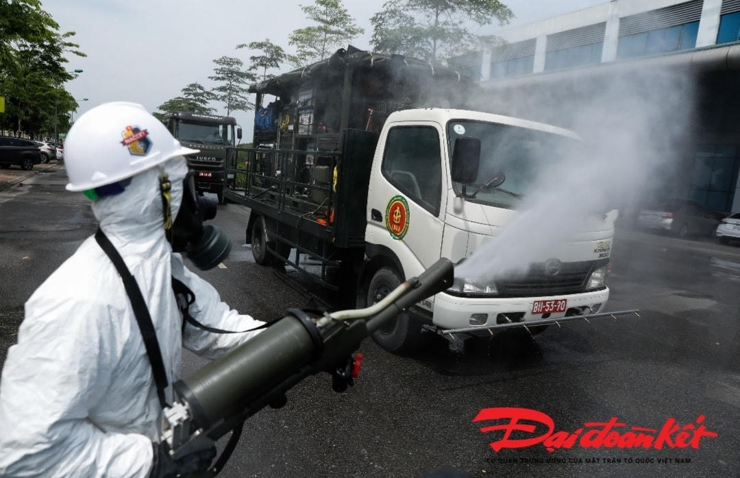 Lực lượng Binh chủng hoá học tiến hành phun khử khuẩn khu vực bên trong Bệnh viện Bệnh Nhiệt đới Trung ương cơ sở Đông Anh. Ảnh: Quang Vinh. 