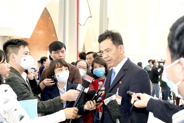 Trưởng ban Nội chính Tỉnh ủy Đồng Nai Trần Trung Nhân trả lời báo chí.