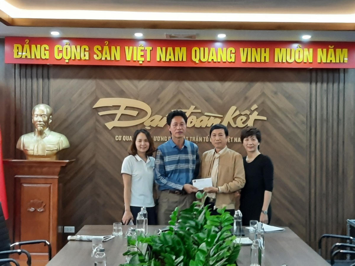Báo Đại Đoàn Kết tiếp nhận ủng hộ từ đại diện công ty TNHH đúc mỹ nghệ Bá Dũng.