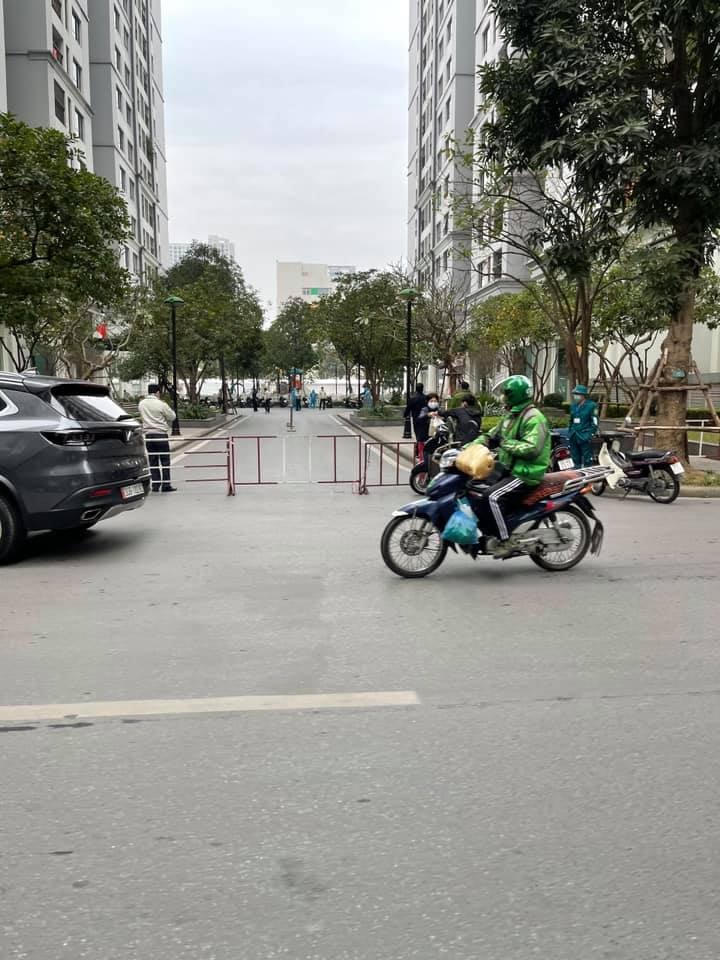 Lực lượng chức năng của thành phố đã nhanh chóng cách ly y tế một tầng của tòa nhà trong Times City để khử khuẩn.