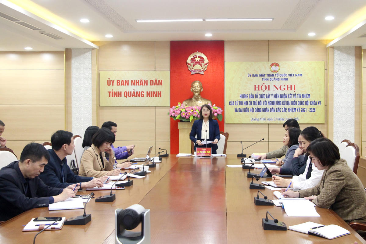 Bà Lê Thị Kim Cúc, Phó Chủ tịch Thường trực Ủy ban MTTQ tỉnh, chủ trì hội nghị và hướng dẫn một số nội dung liên quan đến tổ chức lấy ý kiến cử tri nơi cư trú.