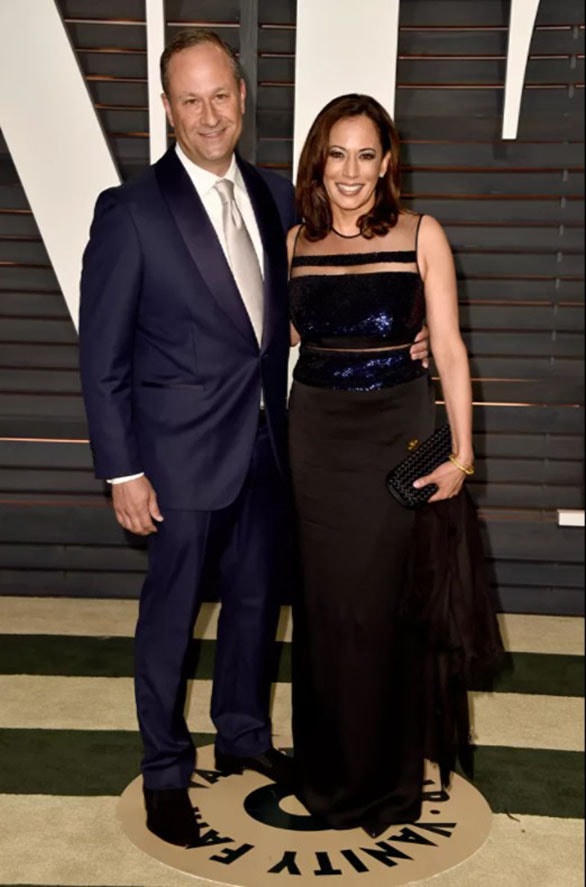 Luật sư Douglas Emhoff (L) và Tổng chưởng lý California Kamala Harris tham dự Tiệc trao giải Oscar 2015 Vanity Fair do Graydon Carter tổ chức tại Trung tâm Biểu diễn Nghệ thuật Wallis Annenberg vào ngày 22/2/2015 ở Beverly Hills, California. Harris đang mặc một chiếc váy bodycon nửa đêm màu xanh và đen dài đến sàn, với phần trên và vòng eo xuyên thấu.  