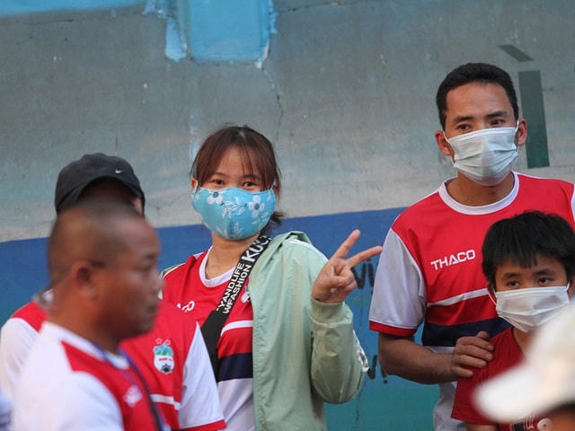 Sân Thống Nhất sôi động vài giờ trước khi Kiatisuk trình làng