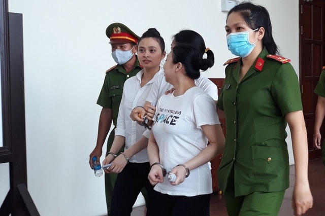 Văn Kính Dương (áo sọc đen) và Nguyễn Đức Kỳ Nam cùng lãnh án tử hình.
