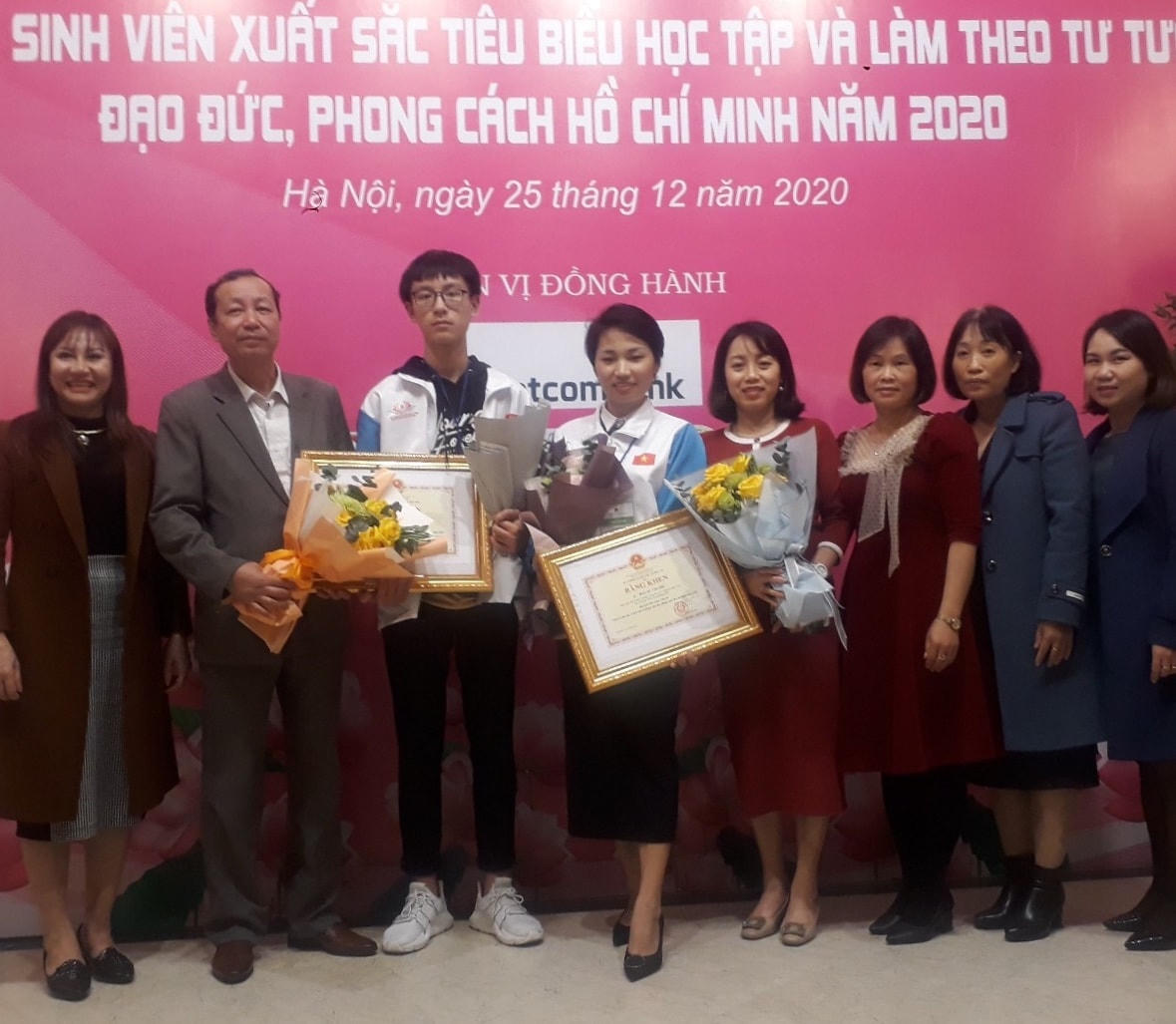 Lãnh đạo Trường THCS Nguyễn Đức Cảnh chúc mừng cô và trò cùng đoạt giải cuộc thi.
