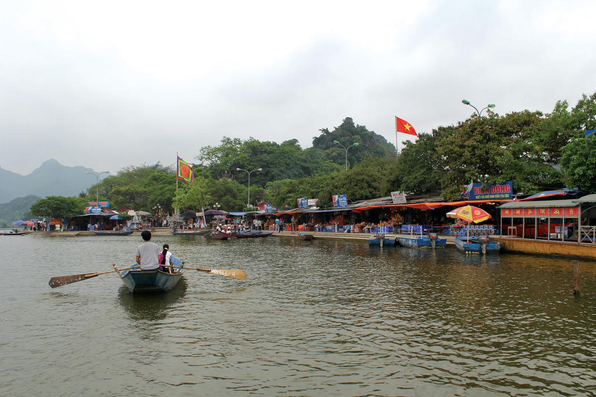 Từ ngày 16/2, chùa Hương (Mỹ Đức, Hà Nội) mở cửa đón khách du xuân. ẢNH: Đức Quang.  