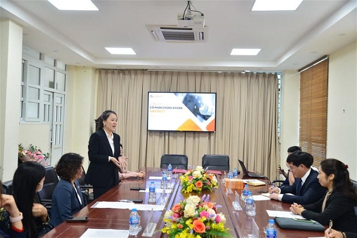 Bà Đỗ Huyền Trang, Giám đốc Khối Digital Business, Công ty Cổ phần Chứng khoán VNDIRECT phát biểu tại Lễ ký kết.