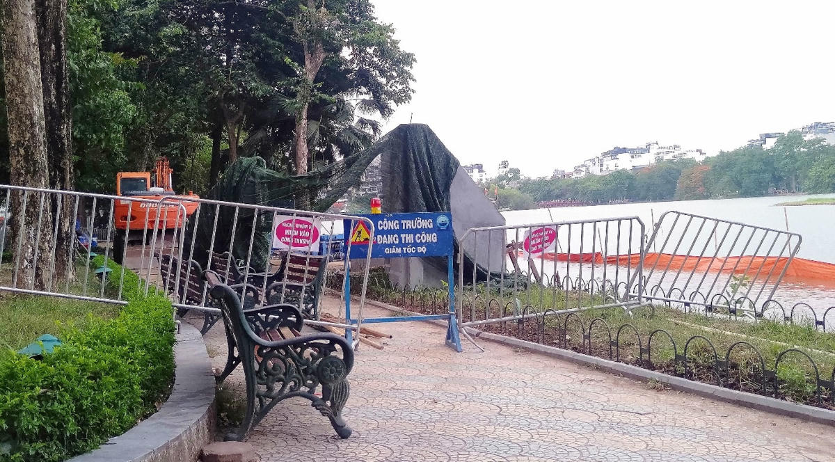 Khu vực thi công được rào chắn cẩn thận để đảm bảo an toàn.