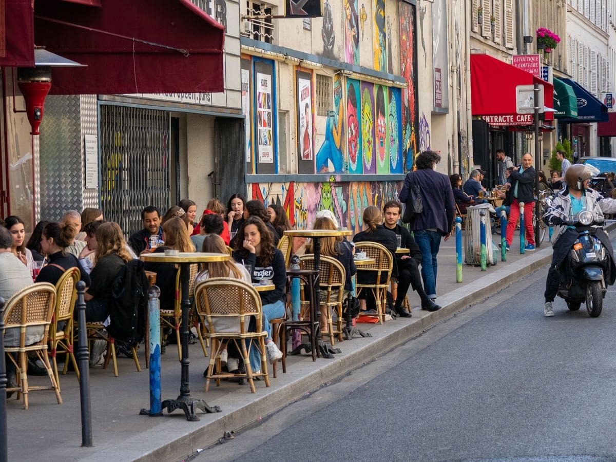 Quán cà phê hè phố ở Paris (Pháp) đông đúc trở lại khiến mối lo lây nhiễm Covid-19 gia tăng. Ảnh: AFP.