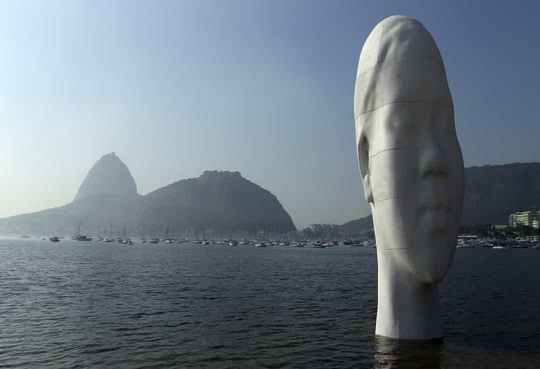 Tác phẩm điêu khắc hùng vĩ "Awilda" này được dựng lên ngoài khơi bãi biển Botafogo, Rio de Janeiro (Brazil).
