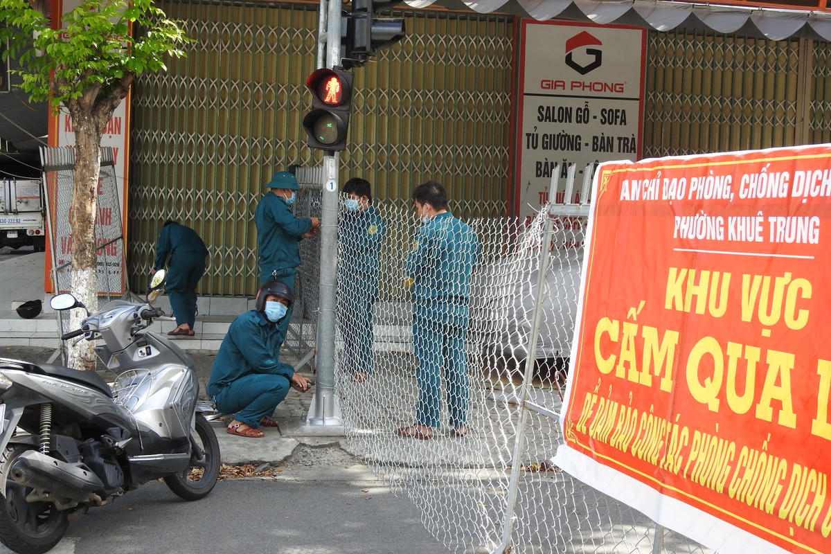 Dân quân tự về các phường trên địa bàn Đà Nẵng gia cố vị trí ngăn cách các tuyến đường qua khu dân cư. Ảnh Bình Nguyên