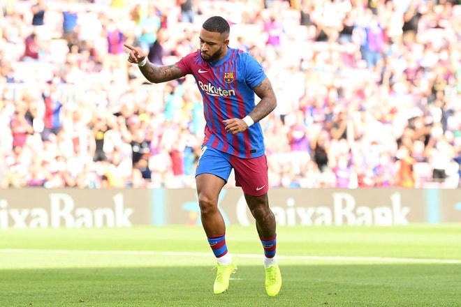 Depay mở tỉ số cho Barca trên chấm 11m.