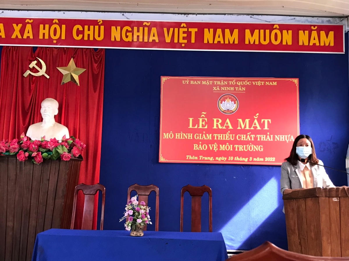 Bà Hoàng Thị Hòa, Chủ tịch MTTQ xã Ninh Tân, TX Ninh Hòa, phát biểu tại buổi lễ.