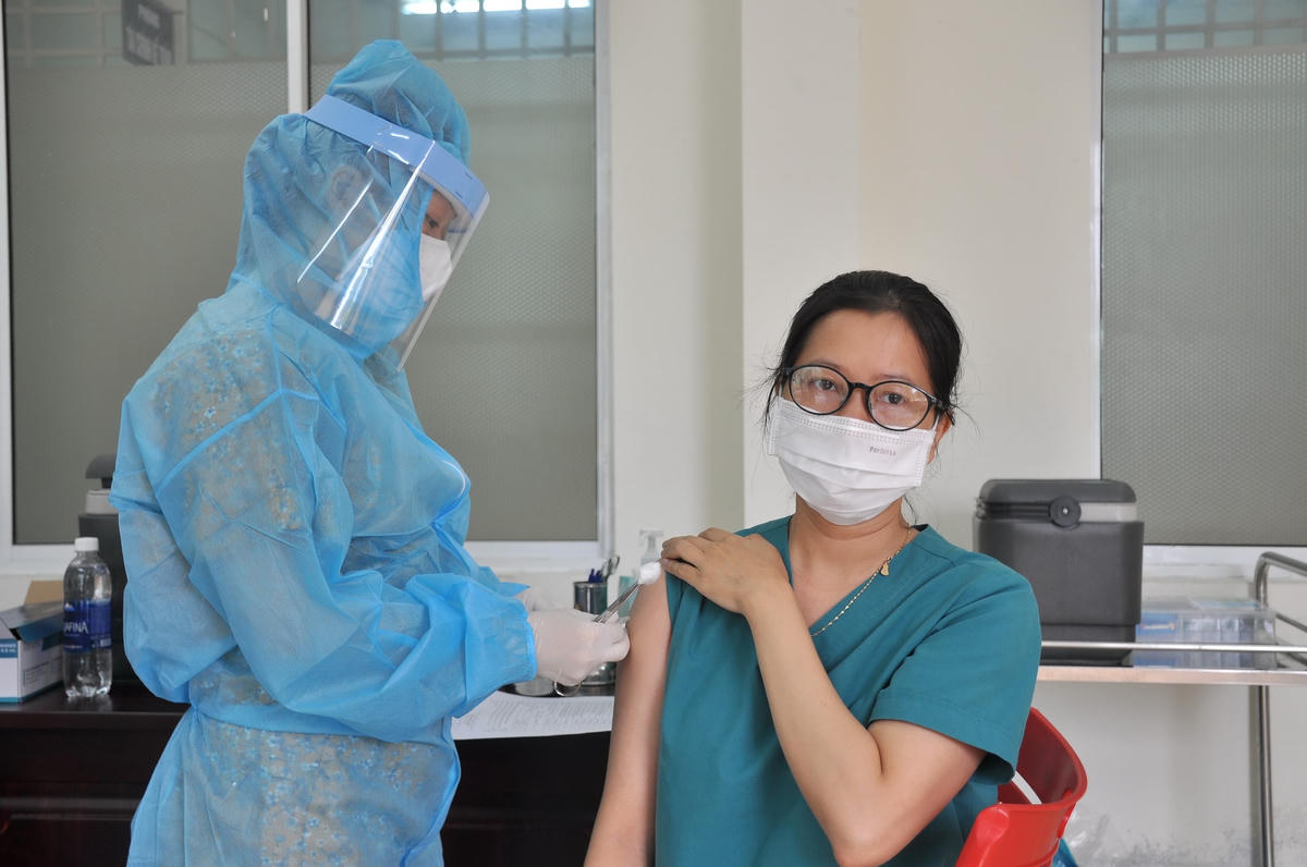 CDC Đà Nẵng tiêm chủng mũi vaccine (AstraZeneca) cho nhân viên Bệnh viện Phổi. Ảnh: Trần Ngọc.