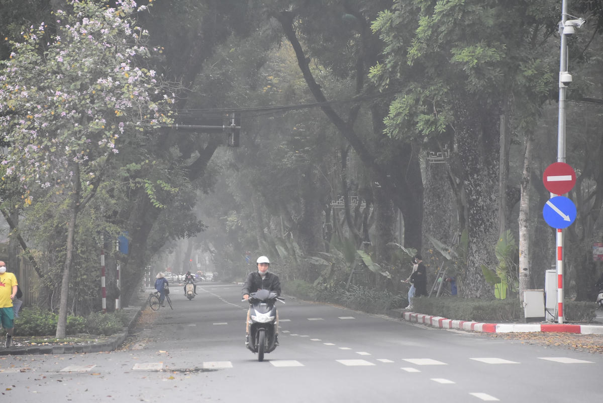 [ẢNH] Trời Hà Nội mịt mù như Sa Pa, chuẩn bị đón mưa rét