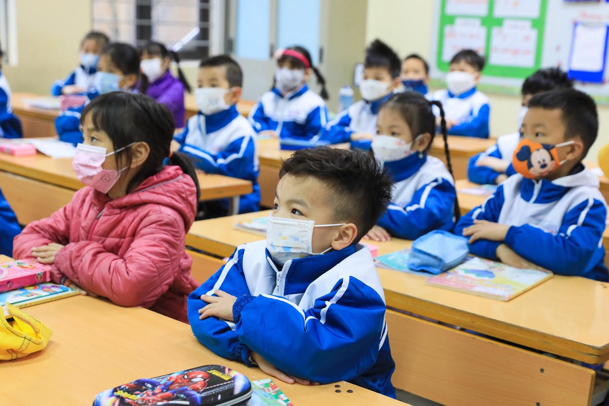 Sớm tiêm vaccine để học sinh tiểu học an toàn khi tới trường. Ảnh: Quang Vinh