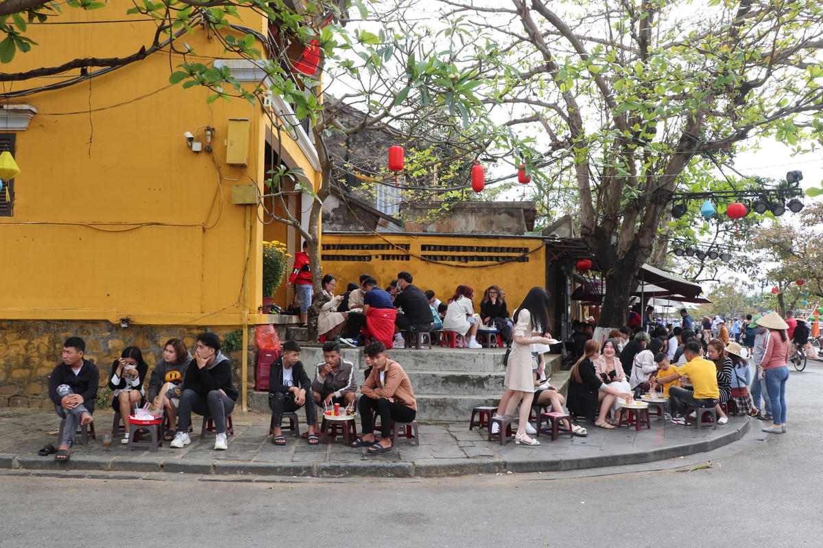 Hàng quán vỉa hè cũng đông người.
