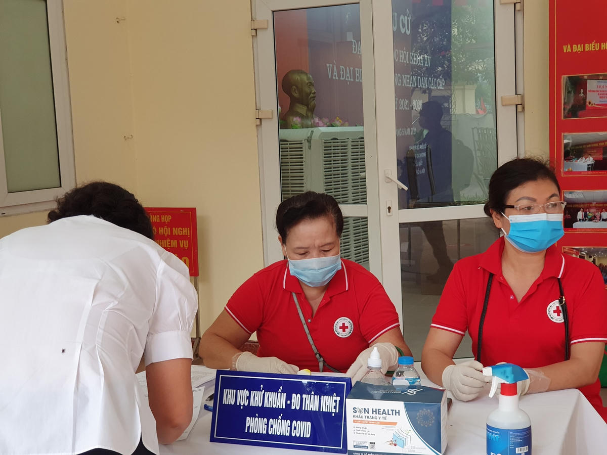 Cử tri nghiêm túc thực hiện khai báo y tế...