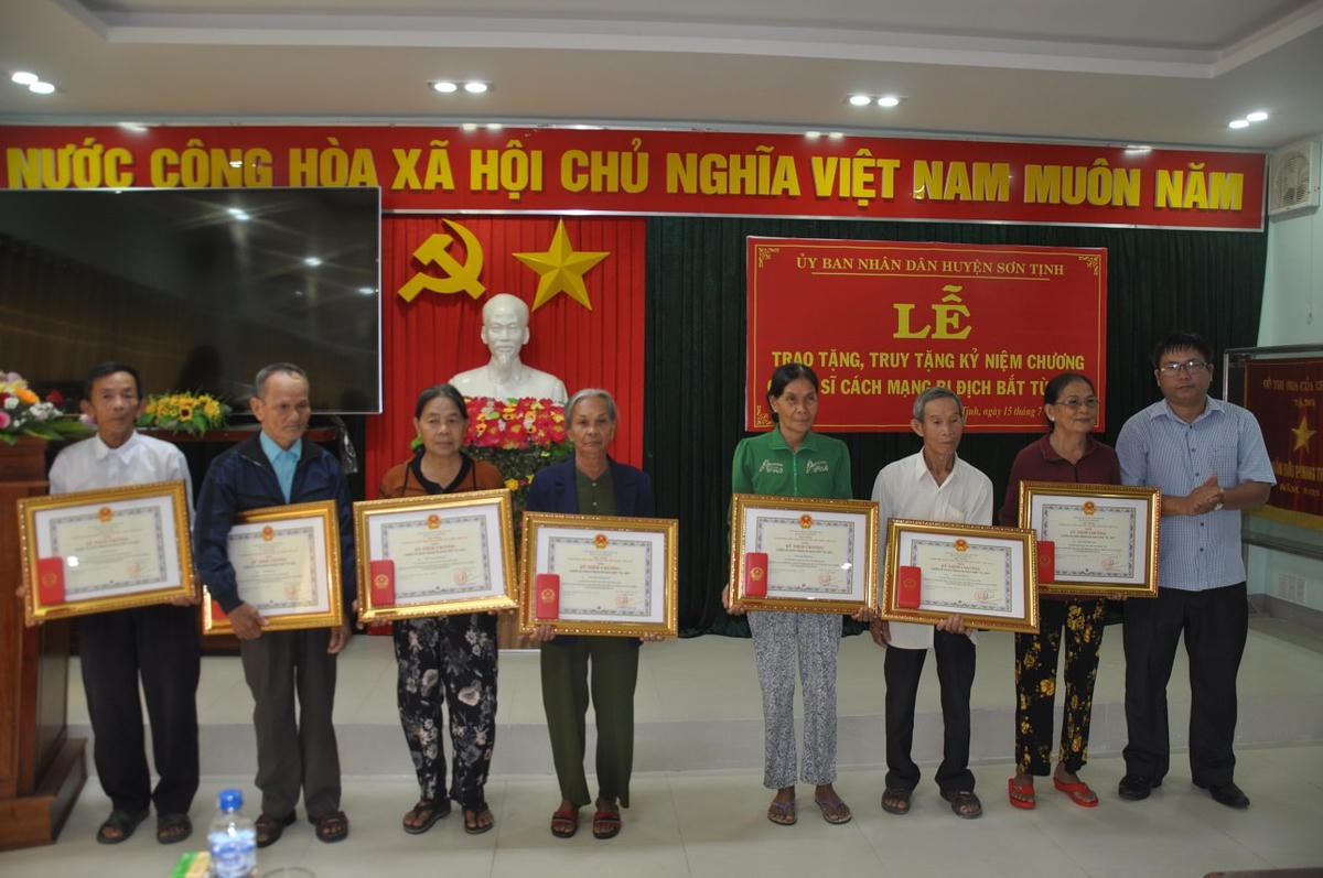 Trao tặng Kỷ niệm chương cho chiến sỹ cách mạng bị địch bắt tù đày.