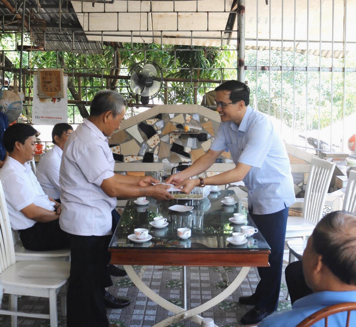 Ông Nguyễn Hải thăm hỏi gia đình ông Đào Ngọc Hòa, gia đình người có công ở khu 4, thị trấn Thanh Ba.