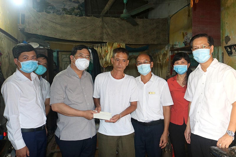 Bí thư Nam Định Phạm Gia Túc tặng quà anh thợ xây Lê Thanh Hà.