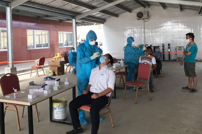 Lấy mẫu xét nghiệm Covid-19 cho người dân. 