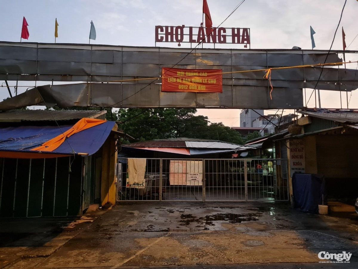 5 giờ sáng cổng chợ Láng Hạ còn đóng cửa. Ảnh: Báo Công Lý.