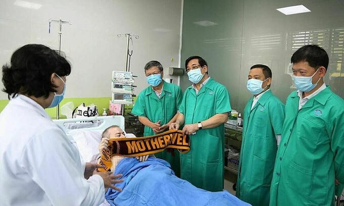 Bệnh nhân 91 khi được điều trị tại Bệnh viện Chợ Rẫy, Thành phố Hồ Chí Minh, hồi tháng 6. Ảnh: BV Chợ Rẫy.