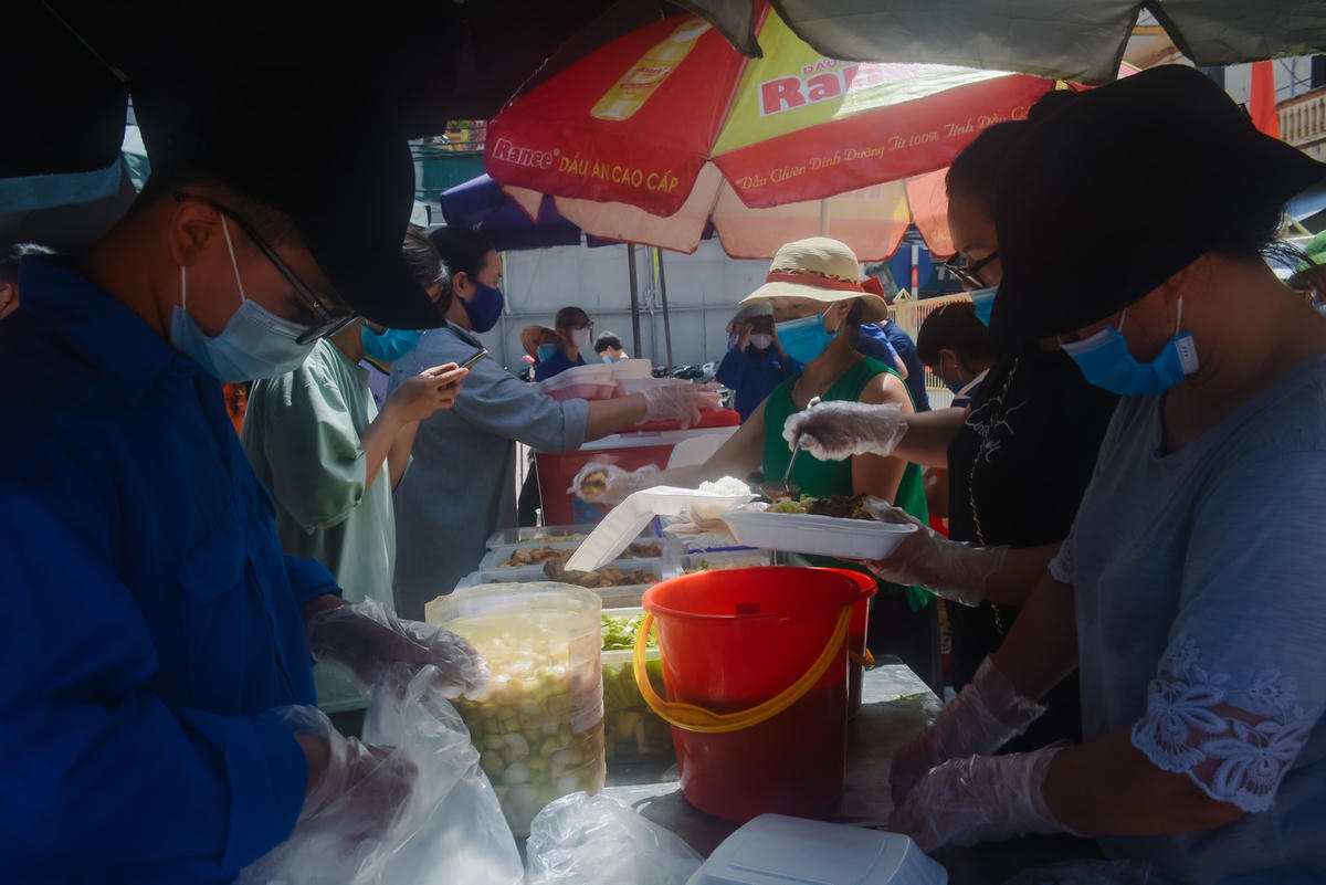 Bà Giang người nấu ra những bữa cơm 0 đồng chia sẻ: “Tôi là người ở trong làng Phú Đô, nhà chuyên nấu cơm bình dân. Những ngày giãn cách xã hội, quán đóng cửa để phòng dịch. Trong khi tôi cũng là người kinh doanh quán ăn, đã có kinh nghiệm, đầy đủ đồ dùng, và có thêm một chút tiền đã tích lũy được từ trước, thấy rất nhiều người lao động và sinh viên không về quê được nên tôi huy động thêm người nhà nấu những suất cơm để gửi đến mọi người trong những lúc khó khăn như hiện nay. Cũng may khi nói chuyện với nhà hàng xóm họ cũng nhiệt tình tham gia hỗ trợ cùng gia đình tôi”.