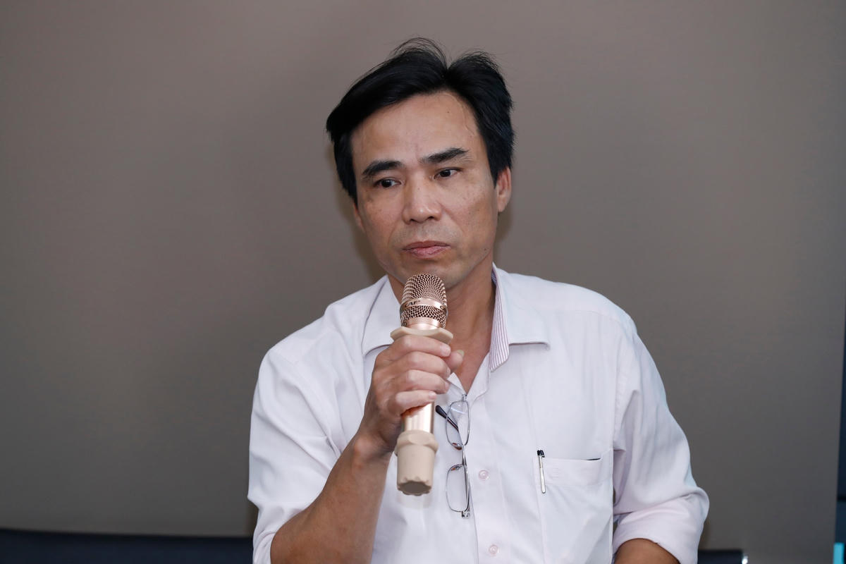 Nhà báo Anh Đức, báo Đại Đoàn Kết đặt câu hỏi tại tọa đàm. Ảnh: Quang Vinh.
