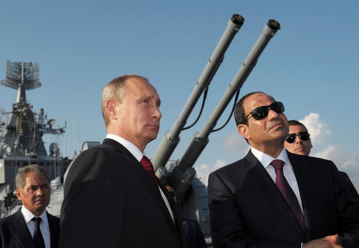 Tổng thống Nga Vladimir Putin và Tổng thống Ai Cập Abdel Fattah al-Sisi trên tàu Moskva tại Sochi hồi năm 2014. Ảnh: The Guardian.